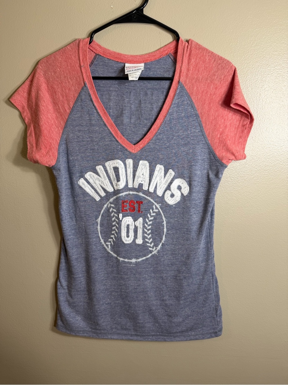 5th & Ocean Vintage Cleveland Indians MLB V-Neck Raglan Graphic Tee Large